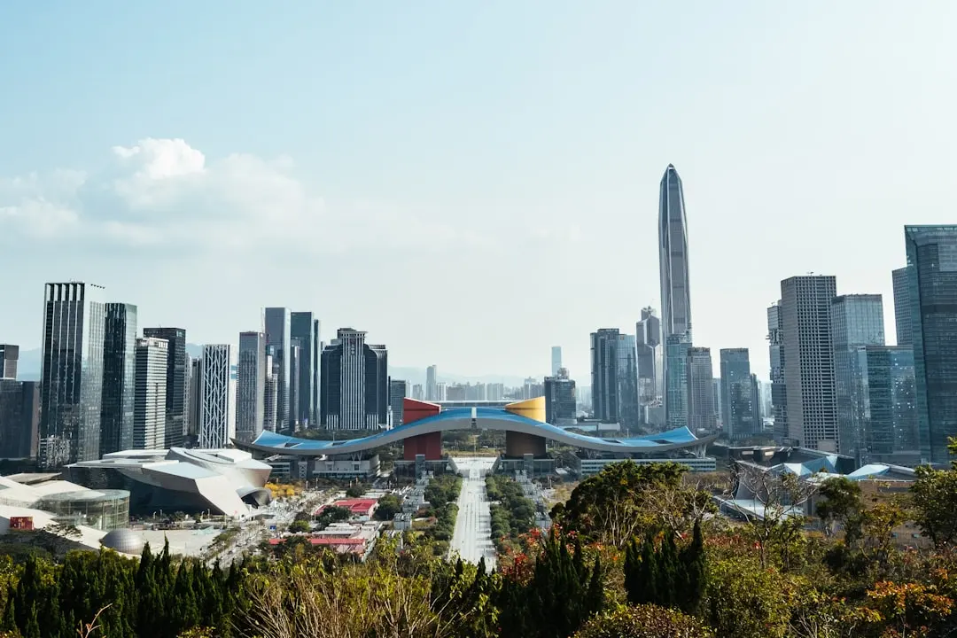 2025年企业级软件开发技术选型与架构设计趋势分析封面图
